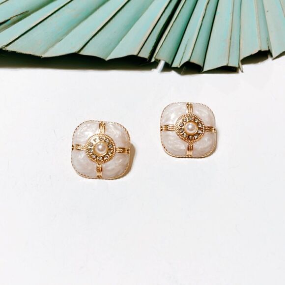 Vintage white pearl stud earrings S90 - Picture 1 of 4